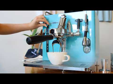 Fazendo café na máquina de café expresso doméstica Sanremo CUBE