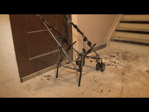Kinderwagen brennt in Hausflur