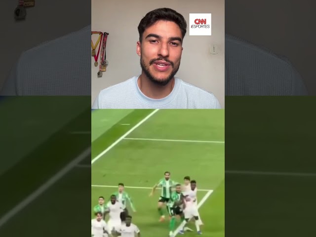 Gonzalo Garcia dá "aula de posicionamento" em jogo contra o Betis