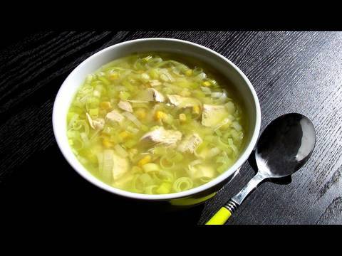 Sopa de pollo con puerro y maiz