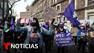 Feministas mexicanas protestan frente al Palacio Nacional | Noticias Telemundo