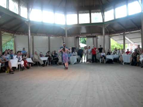  Paula Ballesteros  and  Alejandro Hermida  are  dancing  to  the  tango  "  El Irresistible  "
