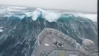 Ships in Storms | 10+ TERRIFYING MONSTER WAVES, Hurricanes &amp; Thunderstorms at Sea