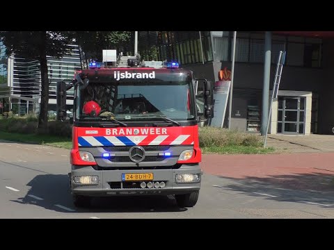 Brandweer Tankautospuit IJsbrand 13-2131 met spoed naar een Brand Bijeenkomst in Amsterdam