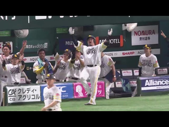 【7回裏】このシリーズ3本目!! ホークス・山川穂高 左中間へのソロホームランで追加点!! 2024年10月17日 福岡ソフトバンクホークス 対 北海道日本ハムファイターズ