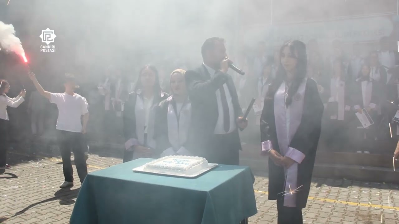 Nevzat Ayaz Sosyal Bilimler Lisesi'nde mezuniyet coşkusu