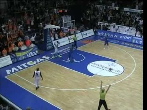 Jahrhundertwurf Basketball von Vassil Evtimov - Aus 23 Meter Entfernung zum Korb!