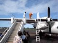 Avion repostando en el Congo de forma curiosa