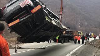 VIDEO FOTO - Mașinile căzute în Olt scoase din apă cu o macara specială - Trafic întrerupt pe DN7 1 video