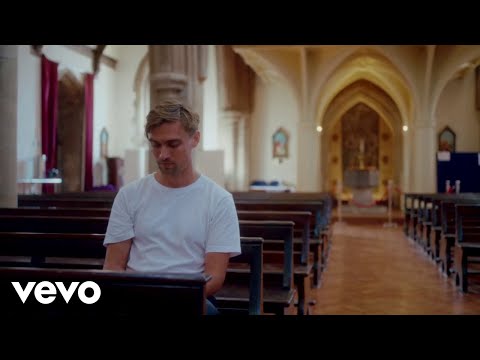 Rhys Lewis - The Middle (Live Performance)