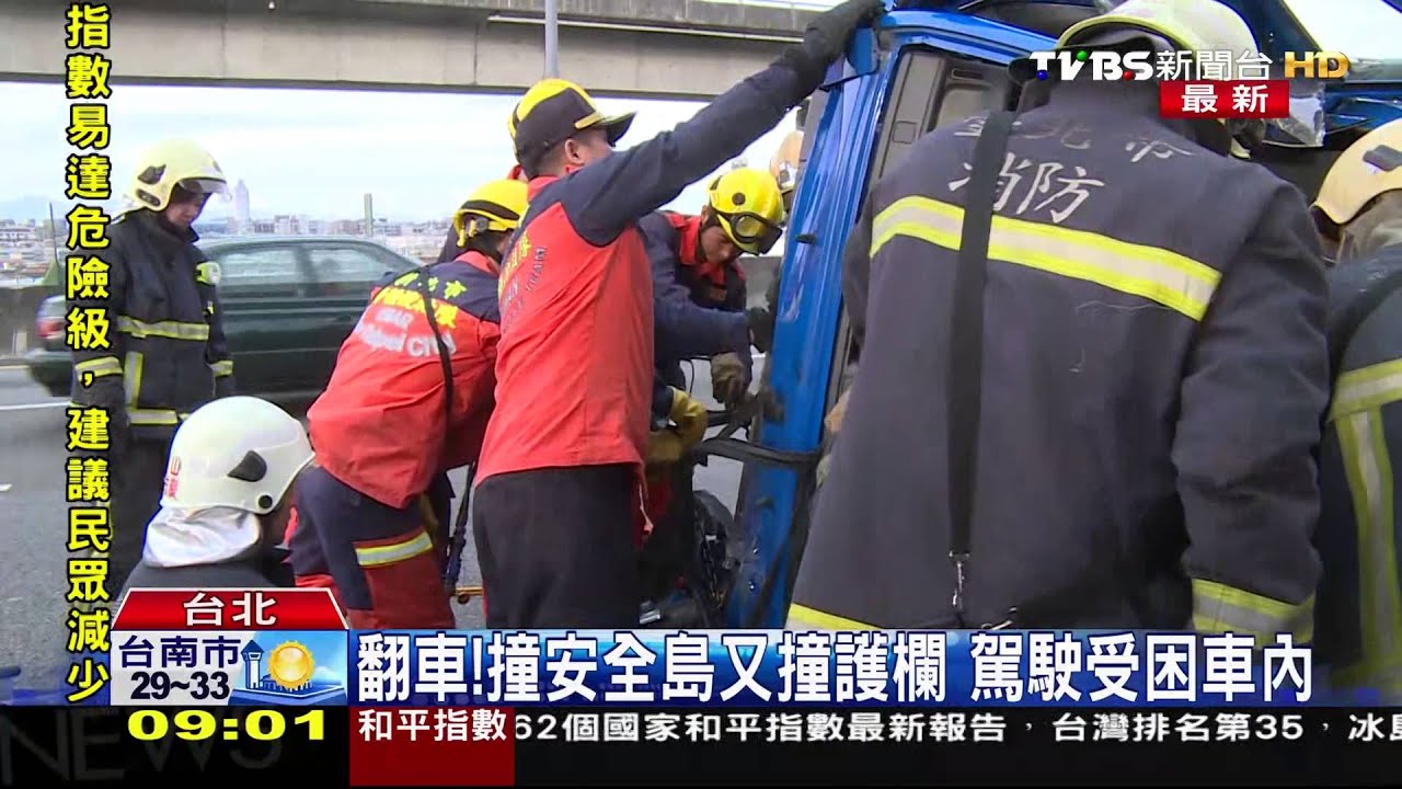 翻車！撞安全島又撞護欄　駕駛受困車內