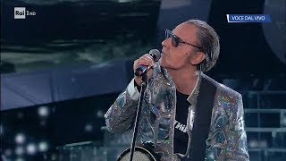 Giovanni Vernia è Luca Carboni: "Una grande festa" -  Tale e Quale Show 14/09/2018