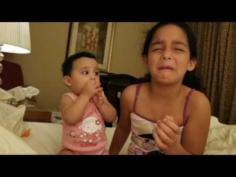 Bebê de 8 meses chorando ao ver sua irmã chorar