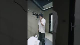 Download lagu Epik High ft. Hoshi - Screen Time 거북목 (Tech Neck) REMIX #epikhigh #hoshi #screentime mp3