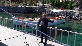 Отход яхты от пирса при швартовке лагом