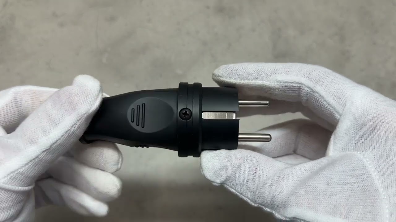 Вилка прямая LUXEL 1128 с заземлением черная