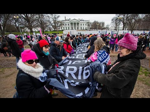 شاهد آلاف النساء يشاركن في مسيرة ضد ترامب بواشنطن