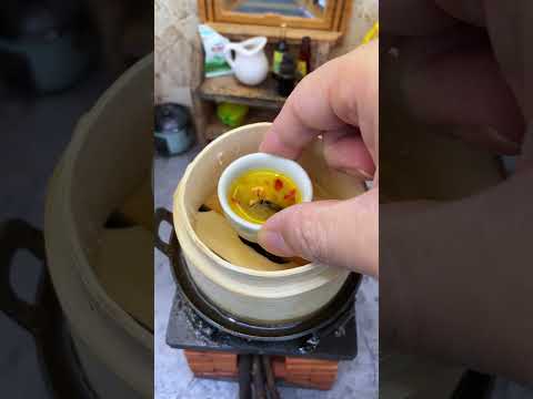 A racket swing, and the bee is in position. Insect food, mini food toys, a sense of ritual. I'm