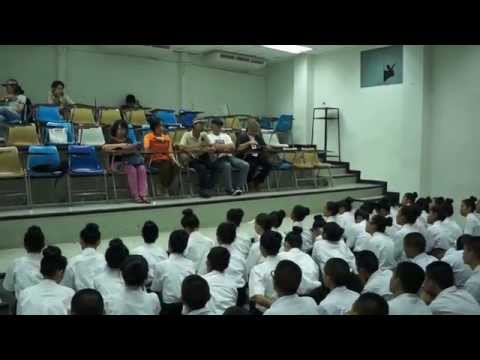 อาจารย์ เปี๊ยก (จุฬาทิตย์ ทองรุ่งโรจน์) บรรยายสอนน้องใหม่คณะจิตรกรรมฯ ร้องเพลง Santa lucia