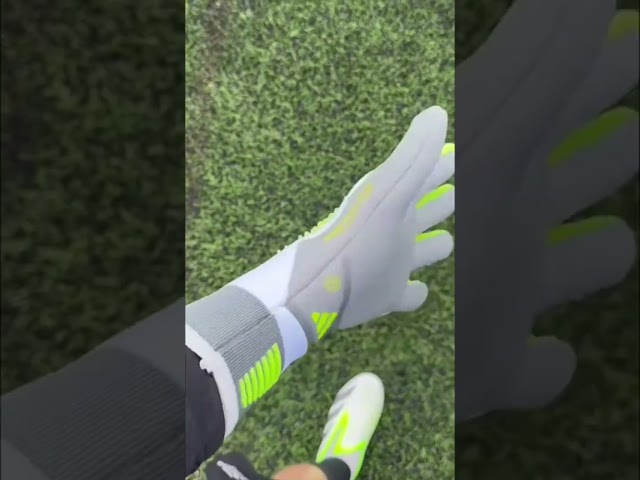 Vídeo relacionado con uhlsport Prediction Goalkeeper Shirt Camiseta de fútbol para niños - Camiseta Deportiva, Camiseta de fútbol para Portero y Jugador