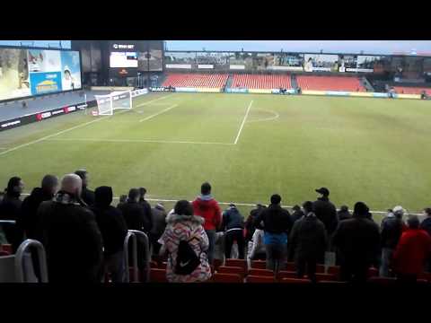 kibice Sandecji rozmawiają z  piłkarzami po meczu z Piastem