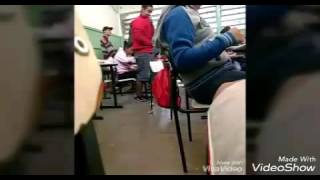 Tava zuando na escola aí a mina sento no meu colo olhar no que deu....
