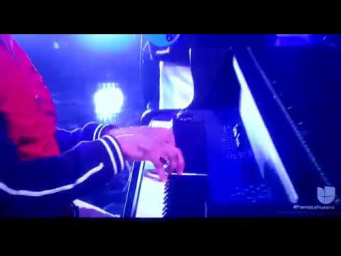 Pepe Aguilar-Farruko-Prince Royce-Anitta cantando salsa en Premios Lo Nuestro 2019