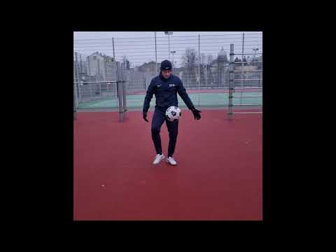 Žonglēšana ar pēdas iekšpusi. Bērniem no 5 līdz 7 gadiem