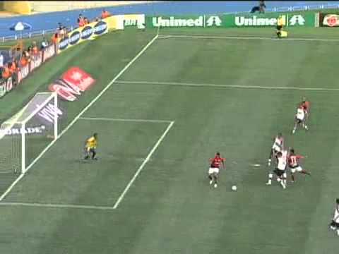 Tira teima denuncia o impedimento de Marcão, do Atlético GO, em gol anulado contra o Fla