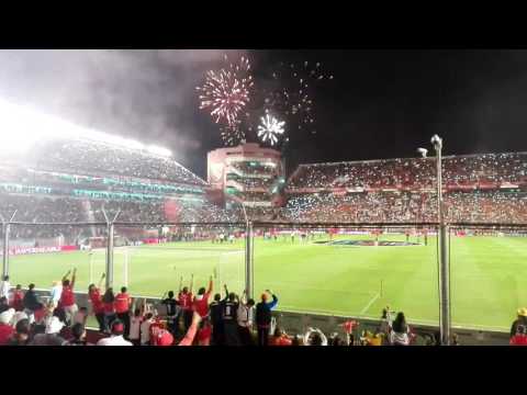 "Recibimiento de Independiente 2 Racing 0" Barra: La Barra del Rojo • Club: Independiente • País: Argentina