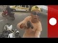 Brésil : un policier tire sur un voleur de moto en pleine rue - images violentes