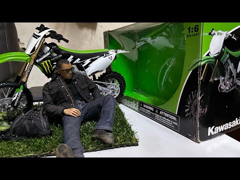 Unboxing 1:6 kawasaki NewRay Die-Cast for my 1/6 scale diorama