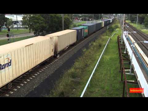 Australian Trains and Railways: Pacific National's 2PS7 freight train at Leightonfield