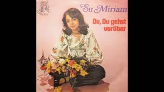 Kadr z teledysku Du, Du gehst vorüber (Whenever My Love Passes By) tekst piosenki Su Miriam
