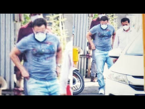 Exclusive : Saif Ali Khan spotted at BKC taking second dose of covid vaccine in Bandra 📸