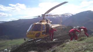 preview picture of video 'Rescate Helicoptero 112 en Sena de Luna 13.04.14'
