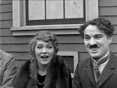 Charles Chaplin, Mary Pickford, Douglas Fairbanks y David W. Griffith fundan United Artists