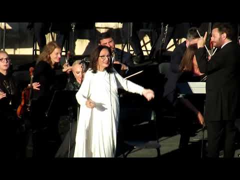 Athen 26 04 2024 - Nana Mouskouri singt die Nationalhymnen von Frankreich und Griechenland