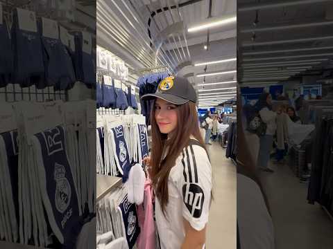 Comprando en la tienda oficial del Real Madrid 🤍😍 #RealMadrid #Store #oficial #bernabeu