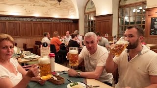 Живая музыка и праздничная атмосфера в ресторане Под Вавелем в Кракове