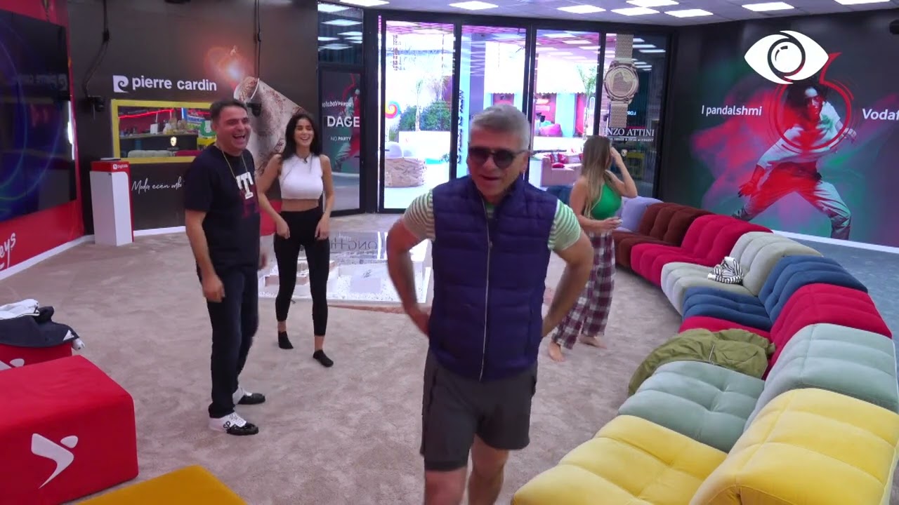 Banorët kërcejnë bashkë në 'living room'