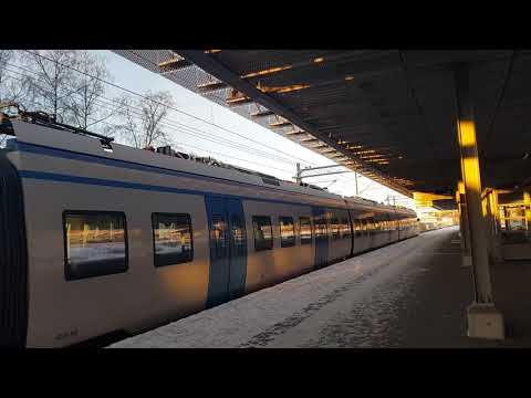 En X60 avgår och en X60B passerar Spånga