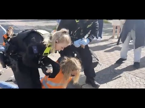 Klima-Aktivistin wird "schmerzhaft" abgeführt -  Erneute Blockade der Autobahn 100 in Berlin