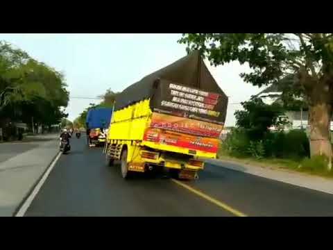sodrek truk oleng hampir terjungkal😥