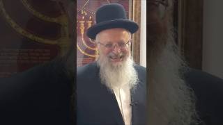 הרב שמואל אליהו מברך את הקהל בהדלקת נרות חנוכה (הרב שמואל אליהו) - התמונה מוצגת ישירות מתוך אתר האינטרנט יוטיוב. זכויות היוצרים בתמונה שייכות ליוצרה. קישור קרדיט למקור התוכן נמצא בתוך דף הסרטון