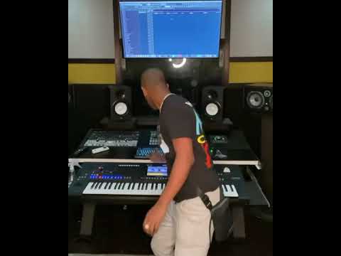 Dj Urba soltando el ritmo del posible nuevo tema de Daddy Yankee Reguetón es lo que se viene🔥🔥🔥