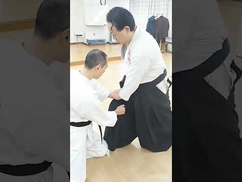 合気道 膝取り合気崩し　合気道の呼吸力 #武道 #合気道