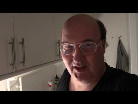 MongoTV_2071 - Drikke Glas Cola Efter Været i Bad og Barberet