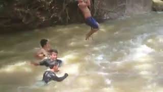 preview picture of video '"Terjun"mandi di sungai'