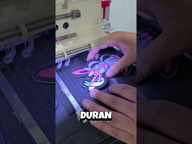 Vídeo relacionado con Gemelolandia | Parche Bordado Termoadhesivo Bandera de España y Cruz de Borgoña con el Sagrado Corazón - Edición Limitada - 7 x 4,5 cm - Ideal para mochilas y ropa